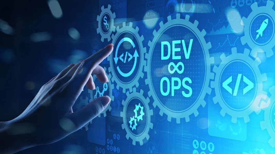 Ręka dotykająca interfejs z ikonami DevOps, symbolizującymi automatyzację i ciągłą integrację