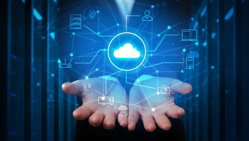 Grafika przedstawiająca otwarte dłonie osoby, symbolizujące obsługę i zarządzanie wirtualną chmurą z połączonymi ikonami technologii, takich jak serwery, smartfony i dane. Tło obrazuje sieć, nawiązując do funkcji chmury Jira Cloud