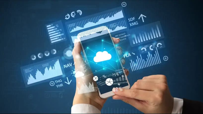 Grafika przedstawiająca dłoń trzymającą smartfon z ikoną chmury na ekranie. W tle widoczne są cyfrowe wykresy, dane i statystyki, co nawiązuje do zarządzania danymi w chmurze, odnosząc się do funkcji Jira Cloud.