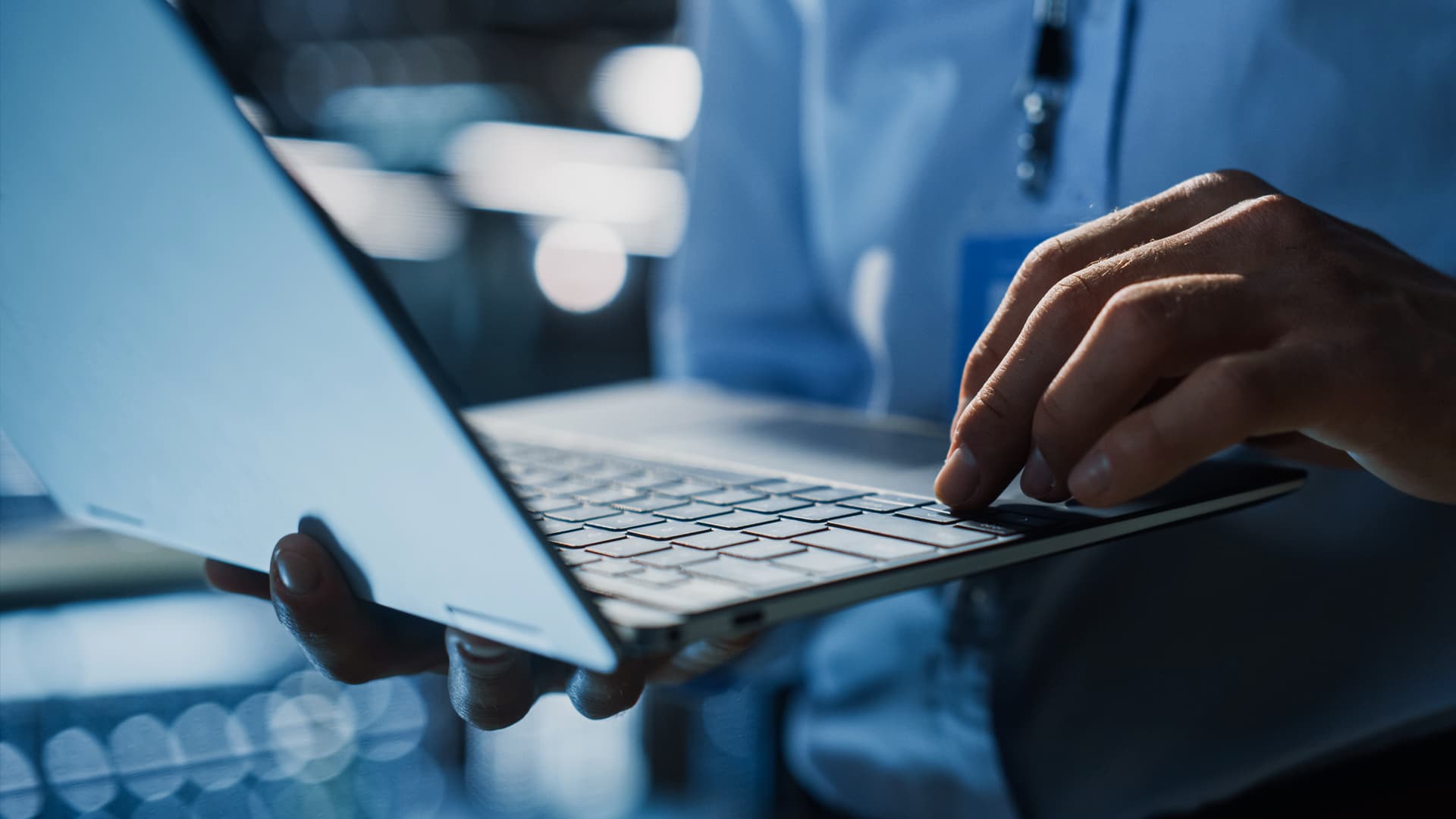 Das Foto zeigt einen aufgeklappten Laptop, den ein Mann in einem Hemd in den Händen hält. Die Finger der rechten Hand ruhen auf der Tastatur, als ob der Mann etwas drücken würde. Der Kontext lässt vermuten, dass er Büroarbeit verrichtet. Das Foto ist die Covergrafik für eine Pressemitteilung von Transition Technologies PSC und erscheint als Illustration für einen Success Story mit dem Titel: Jira Service Management für Vienna Insurance Group IT-Abteilung implementiert.