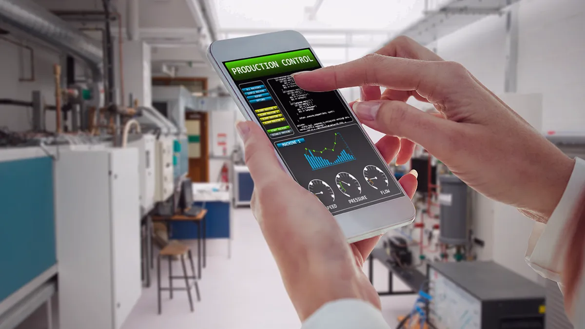 Zdjęcie przedstawia damskie zadbane dłonie trzymające smartfon, w tle widzimy pomieszczenie techniczne ze specjalistycznymi urządzeniami. Na monitorze telefonu widoczny jest napis „Production Control” oraz wykresy. Z kontekstu wynika, że kobieta sprawdza parametry linii produkcyjnej. Zdjęcie jest grafiką okładkową do artykułu eksperckiego na blogu firmy Transition Technologies PSC i pojawia się jako ilustracja wpisu o tytule: Predictive Maintenance (konserwacja predykcyjna) – biały kruk vs realistyczne rozwiązanie? Grafika Open Graph Protocol, w tle widzimy zdjęcie, które przedstawia damskie zadbane dłonie trzymające smartfon, w tle widzimy pomieszczenie techniczne ze specjalistycznymi urządzeniami. Na monitorze telefonu widoczny jest napis „Production Control” oraz wykresy. Z kontekstu wynika, że kobieta sprawdza parametry linii produkcyjnej. Na zdjęcie naniesiony jest lekki, fioletowy filtr zgodny z identyfikacją wizualną firmy Transition Technologies PSC. W lewym górnym rogu widzimy białe logo tej firmy, niżej także białą czcionką tytuł: Predictive Maintenance (konserwacja predykcyjna) – biały kruk vs realistyczne rozwiązanie?