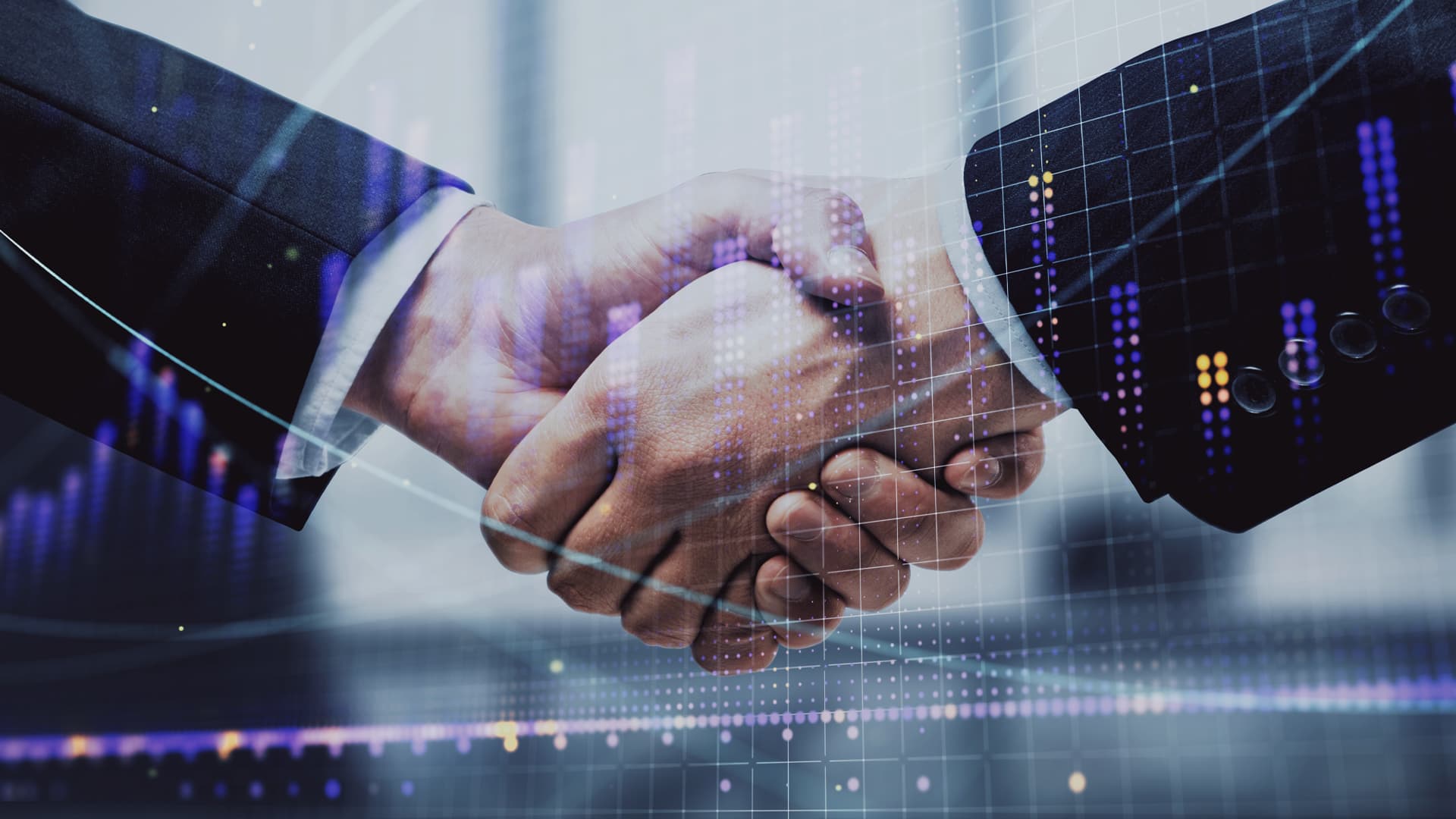 Das Foto zeigt Hände, die sich in einer Geste der Zustimmung oder eines Vertrags zum Handschlag reichen, wobei durchscheinende Elemente, die moderne Technologien symbolisieren, über das Foto gelegt sind. Das Foto ist das Cover der Pressemitteilung von Transition Technologies PSC mit dem Titel Transition Technologies PSC mit dem Titel The Best of Industry 4.0 ausgezeichnet