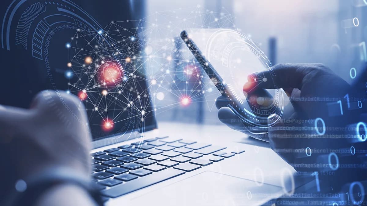 Eine Grafik mit tiefblauem Hintergrund, die digitale Elemente und eine Hand mit einem Smartphone als Symbol für fortschrittliche Technologie zeigt. Der Smartphone-Bildschirm zeigt abstrakte Daten und Netzwerkverbindungen, die das Digitalisierungskonzept repräsentieren. Stellt eine ERFOLGSGESCHICHTE dar: Digitalisierung des Verkaufsprozesses bei Oerlikon Balzers.