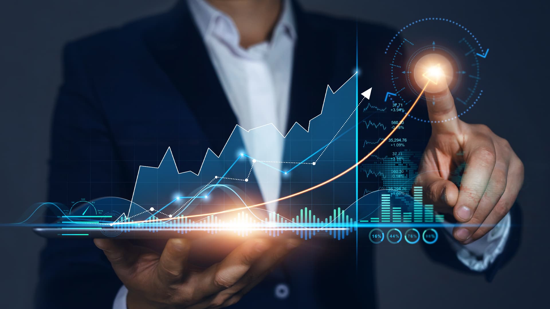 Zdjęcie przedstawiające dłonie mężczyzny; prawa podtrzymuje holograficzny wykres przedstawiający słupki danych, palec wskazujący lewej dłoni naciska jedno z miejsc na niewidocznym ekranie, które zostaje mocniej podświetlone – jest to strzałka sugerująca wzrost wyników. Kolorystyka stonowana, odcienie granatu. Zdjęcie jest grafiką okładkową do wpisu blogowego firmy Transition Technologies PSC pod tytułem ITSM: Analiza biznesowa.4. Najczęściej spotykane wyzwania