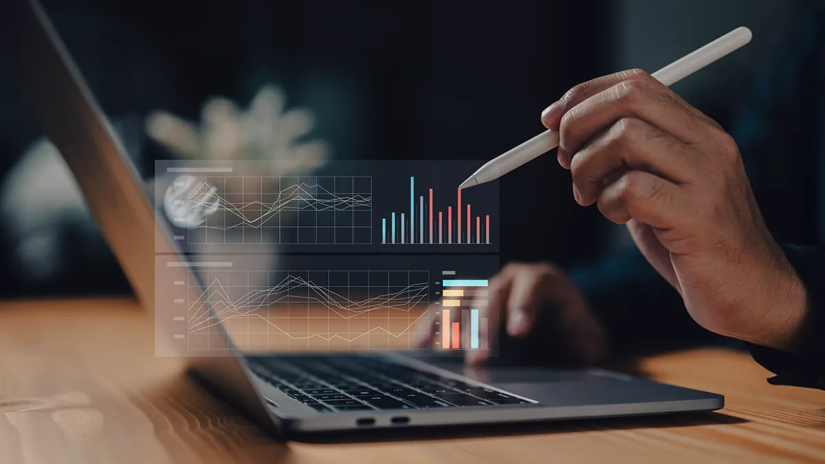 zdjęcie przedstawiające dłoń trzymającą wskaźnik nad holograficznym wykresem; zdjęcie ilustruje artykuł pod tytułem Top 5 tips for Real-Time Analytics i pełni rolę okładki wpisu blogowego na stronie Transition Technologies PSC