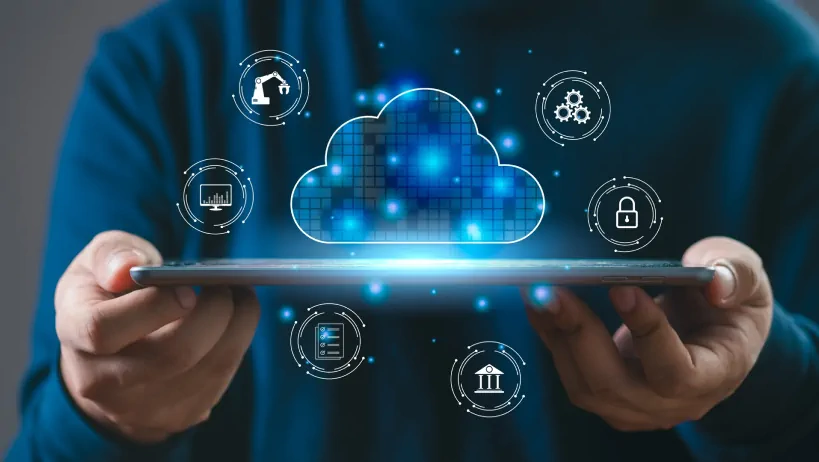 Grafika przedstawia dłoń trzymającą smartfon z ikoną chmury na ekranie. W tle widoczne są cyfrowe wykresy, dane i statystyki, co nawiązuje do zarządzania danymi w chmurze, odnosząc się do funkcji Jira Cloud.