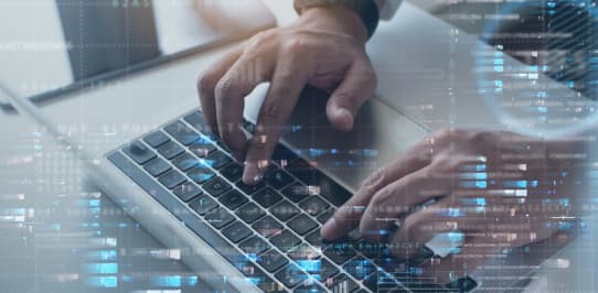 Ręce piszące na klawiaturze laptopa pokryte ikonami reprezentującymi procesy zarządzania usługami IT (ITSM)