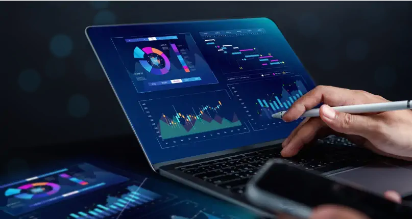 Zarządzanie projektami na laptopie z wykresem Gantta i listą zadań.