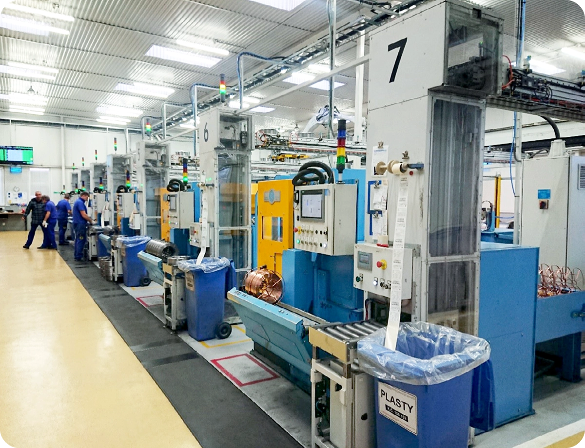  Hall de production d'ESAB Czech Republic - machines et employés de l'usine de Vramberk. 